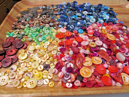 VINTAGE DYED MOTHER OF PEARL COLORFUL SEWING BUTTONS VARIOUS SIZES LOT OF 900+