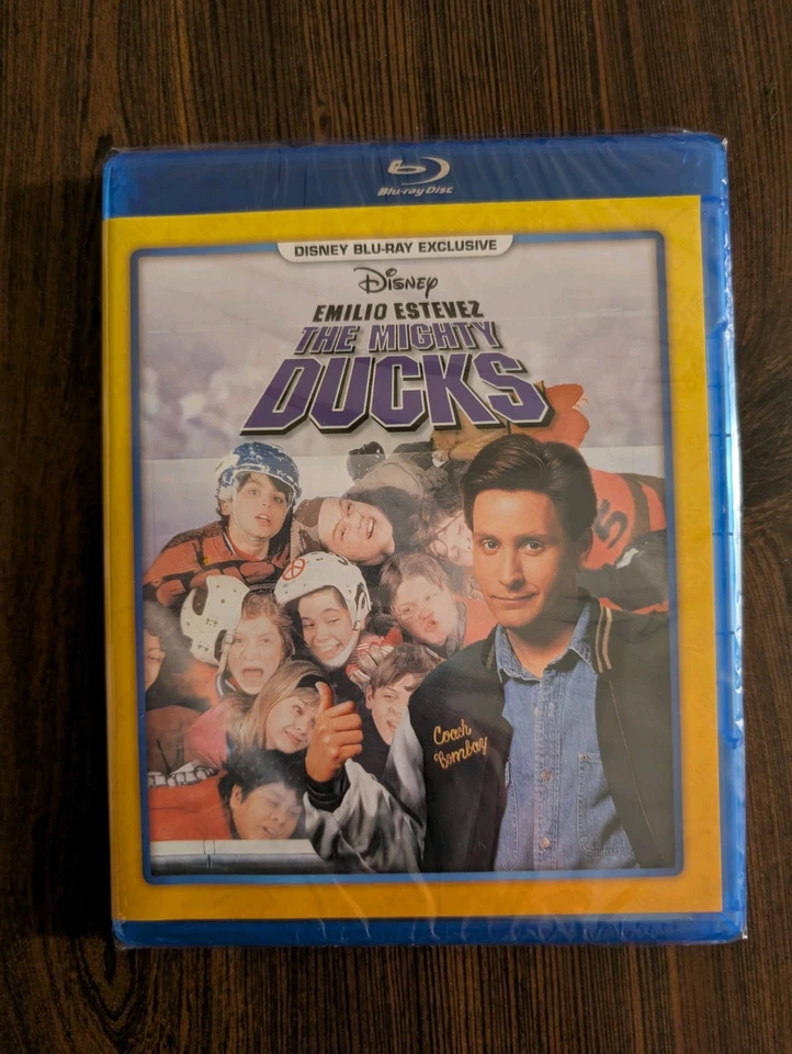 The Mighty Ducks Trilogy Disney Movie Club Exclusive (Blu-ray) Foto 2 de 4