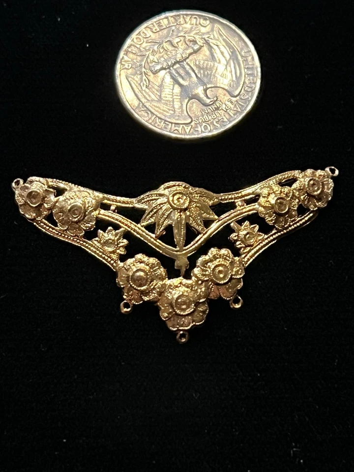 Hallazgo de collar vintage para hacer joyas enchapado en oro de 22 quilates diseño floral de latón Foto 3 de 4