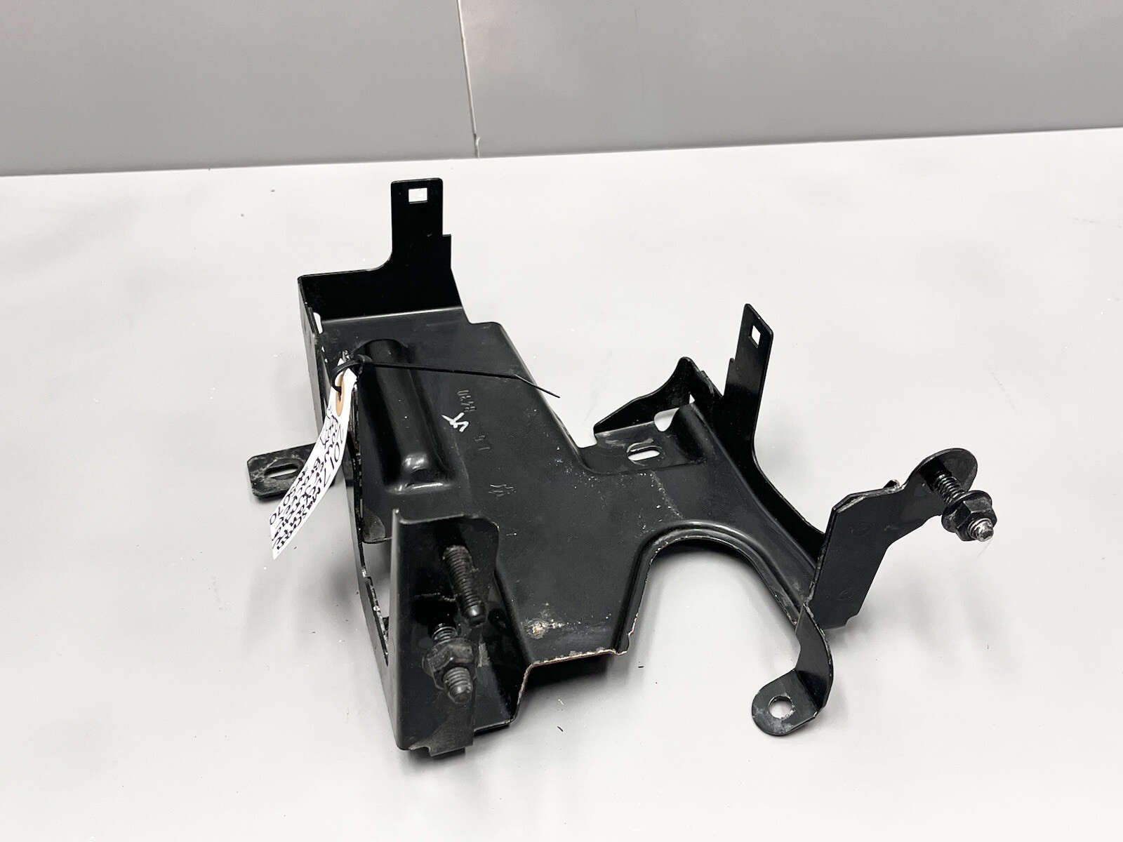 Maserati Levante 2017-2020 Power steering reservoir bracket