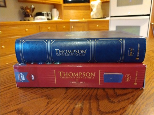 NKJV, Thompson Chain-Reference Bible, Handy Size, Leathersoft, Navy, Red Letter, - Imagen 3 de 16