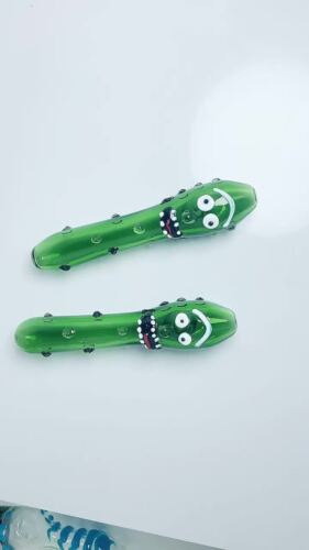 Pipas de mano de vidrio de pepino verde cuchara pipa fumar tabaco hierba bong soplado a mano - Vídeo 1 de 1
