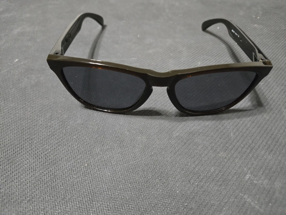 Gafas de sol Oakley Moto Collection Frogskins vapor/negro iridio SKU OO9013-37 Foto 2 de 4