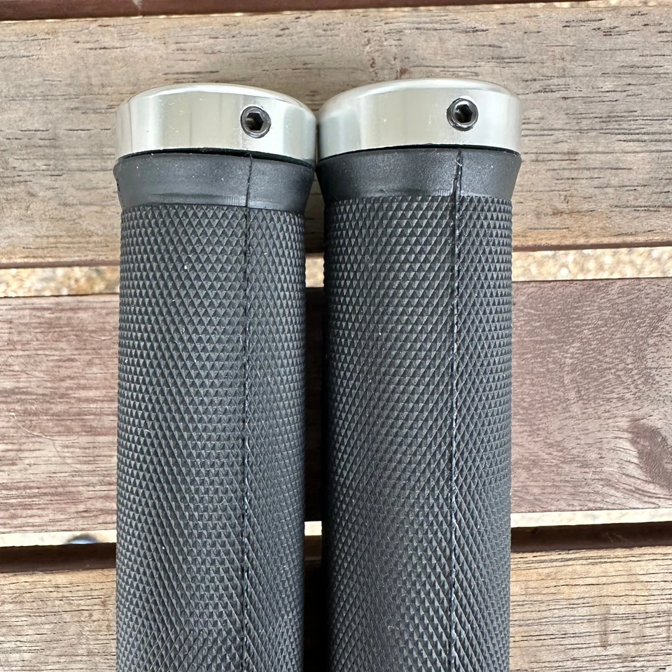 GT MTB Handle Grips Lock On  - Silver End Caps - Mountain Bike - Image 3 of 4