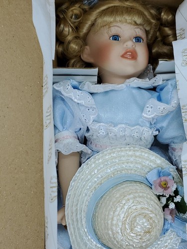 Heritage Signature Collection Elizabeth Porcelain Doll W/Original Cert.12393 - Picture 2 of 6