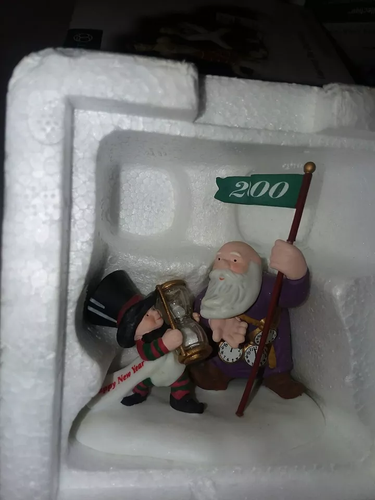 Dept 56 North Pole Village HAPPY NEW YEAR! #56443 NRFB Millennium DV18 - Picture 2 of 3