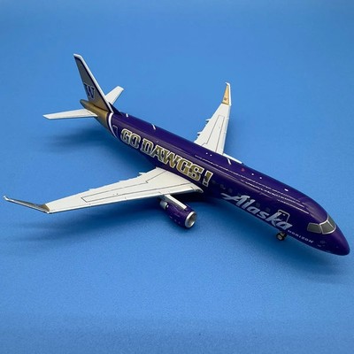 NEW Horizon Air E175LR  Go Dawgs  Die-Cast Model