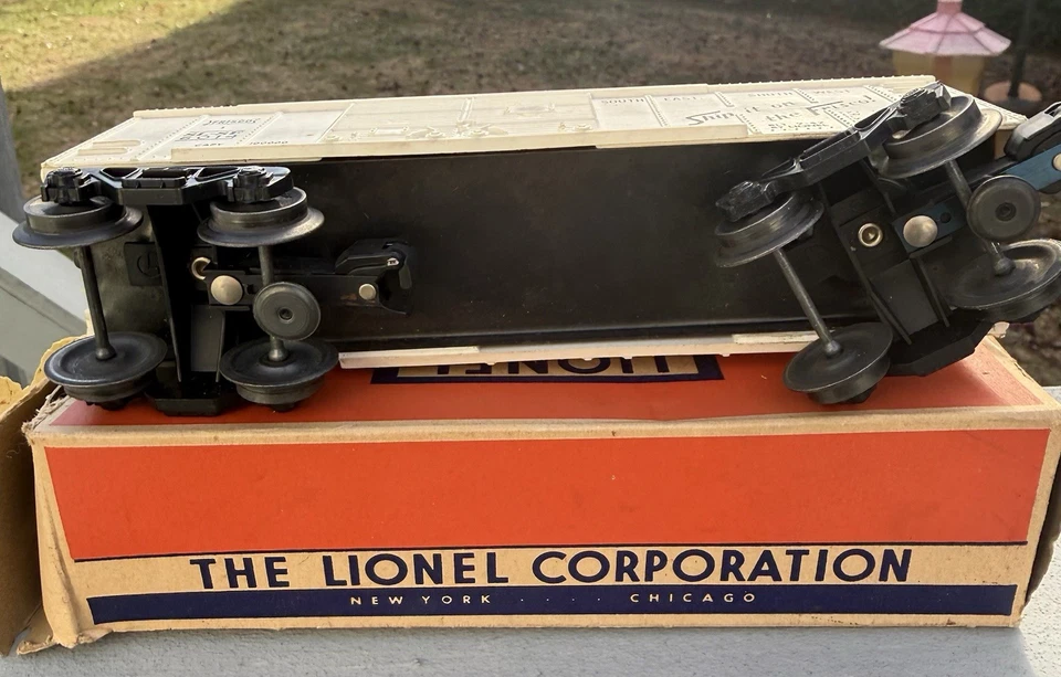 VINTAGE LIONEL #6014-60 WHITE BOX CAR WITH ORIGINAL BOX - Image 2 of 4