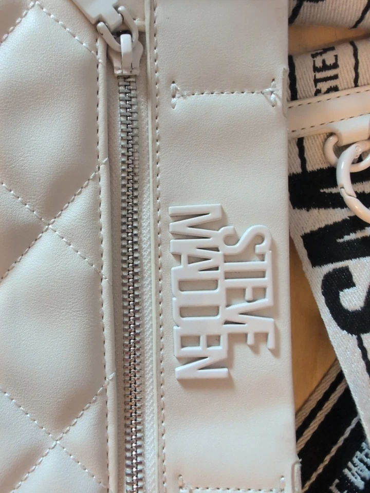 "Bolso de Mano Steve Madden 10"" Blanco Acolchado con Correa Bandolera" Foto 3 de 4