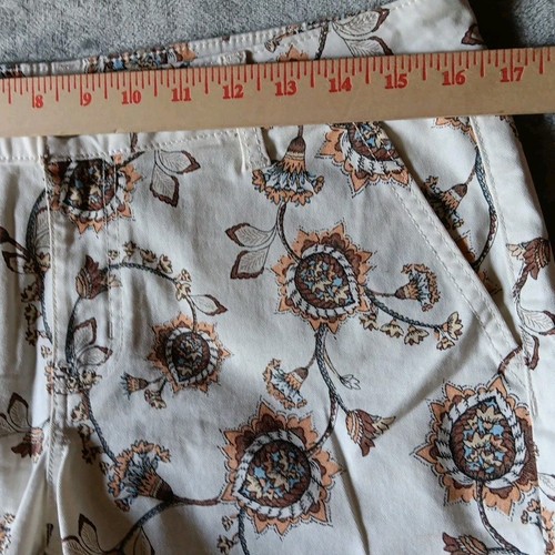 a.n.a. A New Approach Womens Shorts Size 8 Mid Rise Twill Shortie Short Floral - Picture 7 of 9