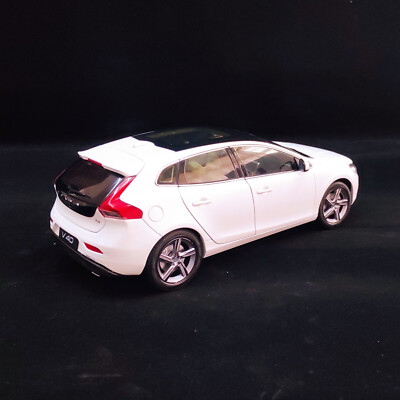 VOLVO V40 モデルカー 1/18 VOLVO V40 Station wagon 2021 China VOLVO Dealer model White