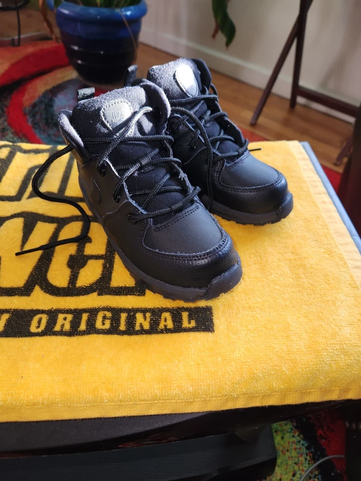 Туристические кожаные ботинки для мальчиков Nike Manoa размер 10c тройные черные  - Изображение 3 из 4