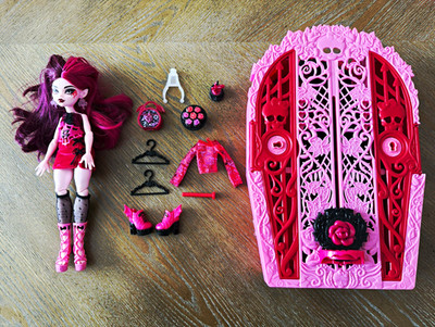 Monster High Draculaura Skulltimate Secrets Garden Mysteries Doll w/ Accessories
