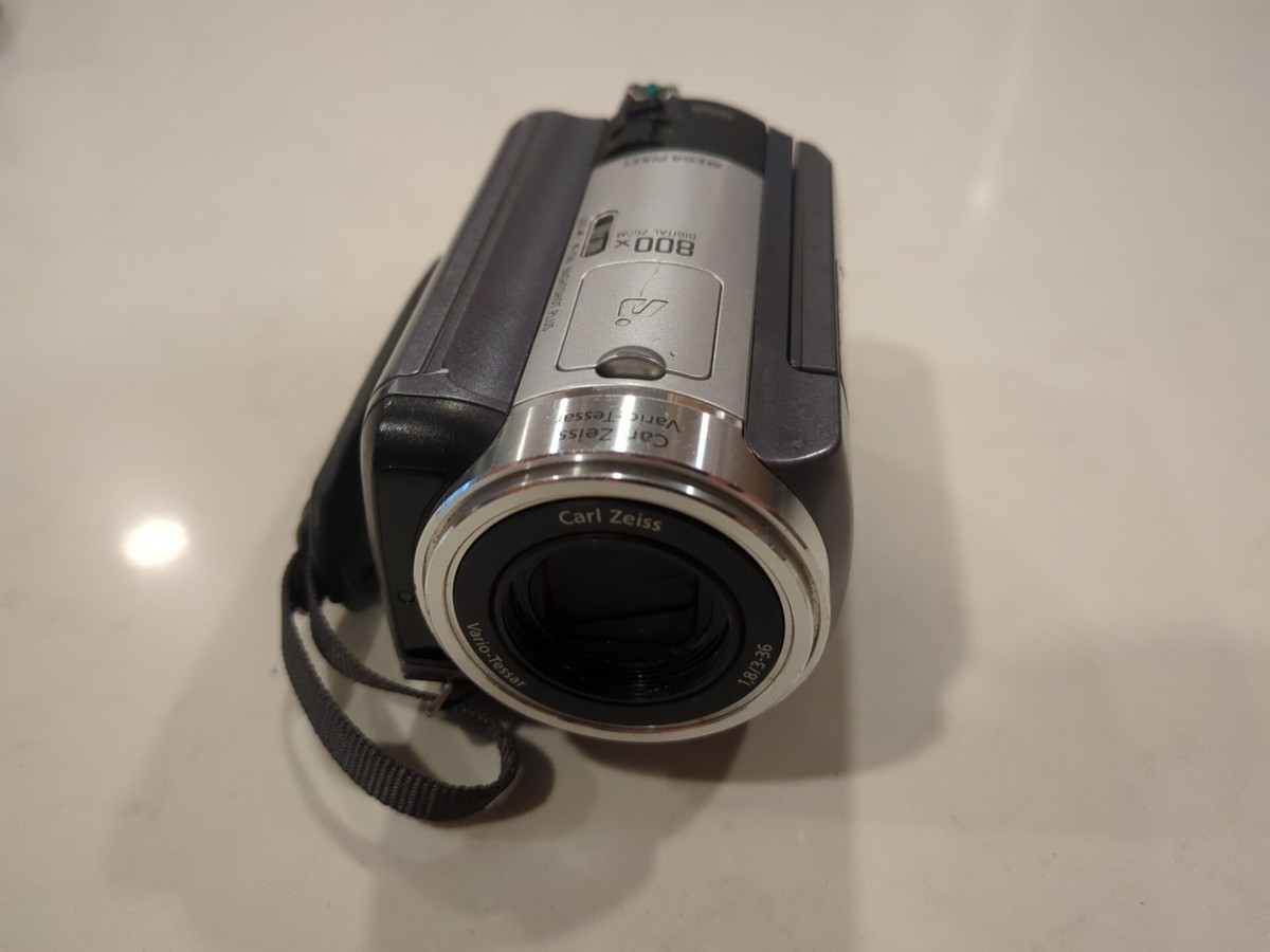 ビデオカメラ Sony Handycam DCR-SR80 60GB Sony DCR-SR80 60GB hard drive camcorder at Crutchfield