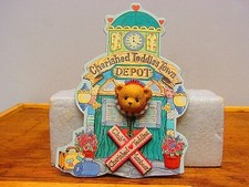Cherished Teddies CRT279 Town Depot 1997 CLUB MEMBEAR Lapel Pin with Display