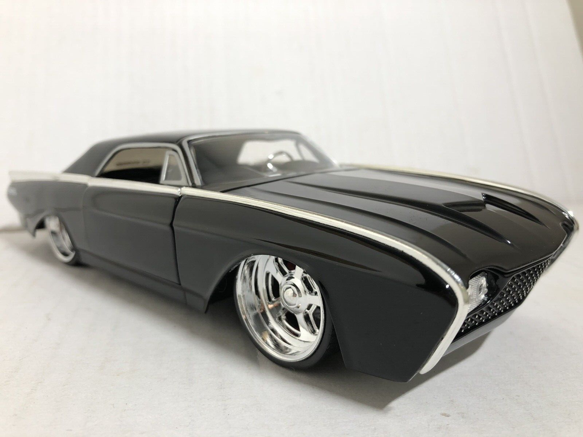 DUBCITY 1963 THUNDERBIRD フォードサンダーバード1:24 Jada Toys Dub City Old Skool 1:24 Scale Diecast 1963