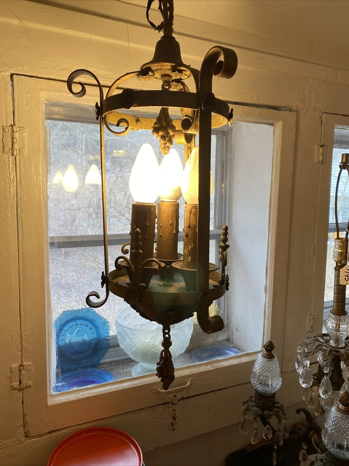 Antigua lámpara colgante de vestíbulo/salón con acabado en bronce de hierro gótico español Foto 3 de 4