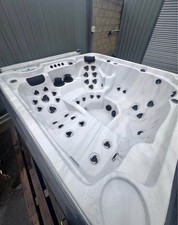 PRE LOVED ARTIC SPAS EAGLE HOT TUB STEPS COVER WARRANTY EXTRAS  RRP - £9995