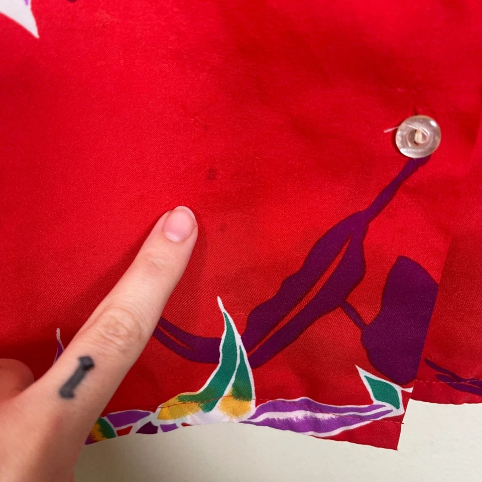 Blusa vintage Hilo Hattie roja hawaiana floral con botones M Aloha manga acampanada Foto 3 de 4