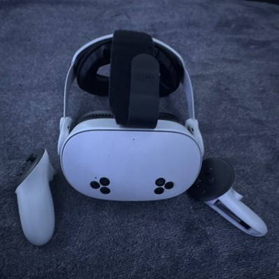 Meta Quest 3s Standalone VR Headset White Black Plastic with Controllers