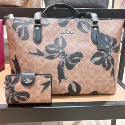 NWT Coach Medium Corner Zip Wallet In Signature Canvas With NWT Coach Medium Corner Zip Wallet In Signature Canvas With