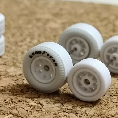 CUSTOM WHEELS 8 DOT RUBBER TYRES 5 SETS FOR 1/64 CHEVY GASSER WHITE - Picture 4 of 5