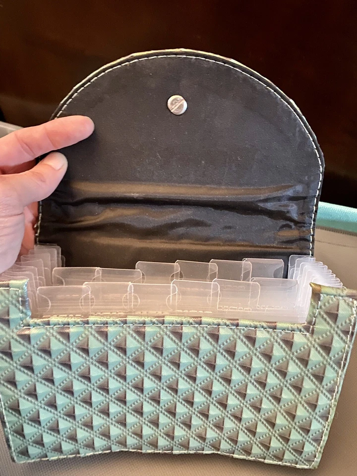 Archivo acordeón de plástico, 12 pestañas, tamaño cupón. Foto 3 de 4