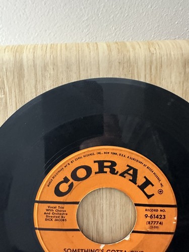 The Mcguire Sisters Rhythm N Blues / Something's Gotta Give 45 RPM Record Coral - Imagen 3 de 12