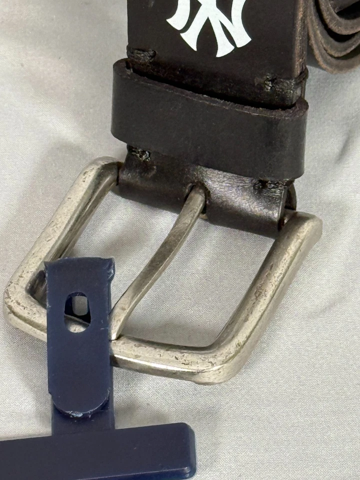 NUEVO CON ETIQUETAS MLB New York Yankees Cinturón de Cuero Negro Para Hombre 42-44 Mercancía Genuina Foto 2 de 4