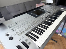 Yamaha Tyros4 TYROS4 61-Key Electronic Keyboard Silver/Black w/ Speakers