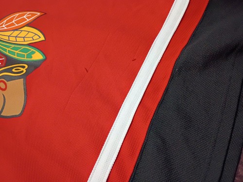 Camiseta deportiva de hockey de los Chicago Blackhawks roja mediana Jonathan Toews roja y negra - Imagen 2 de 24