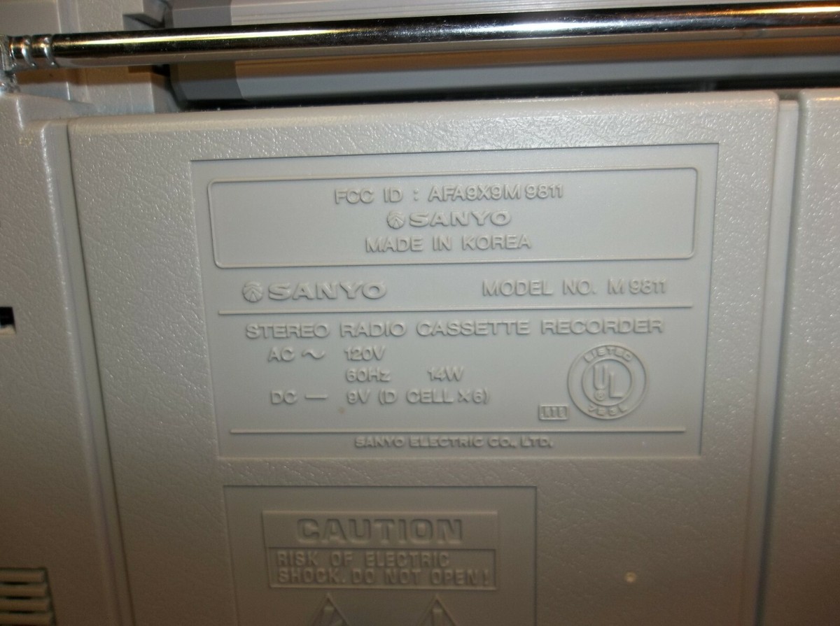 SANYO AM FM CASSETTE PORTABLE STEREO BOOMBOX GHETTO BLASTER M9811