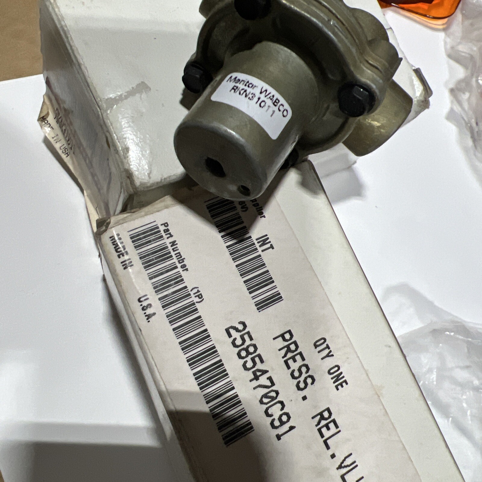 International 2585470c91 Meritor RKN31011 Pressure Relief Valve 