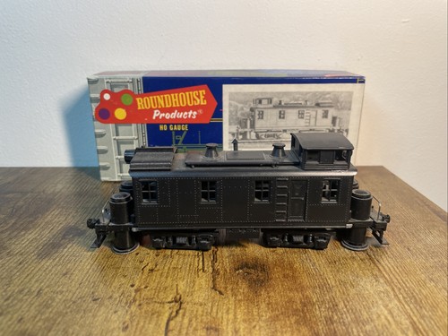 Roundhouse Products HO Scale Non-Powered Track Cleaner Train Kit #2796 - Picture 2 of 10