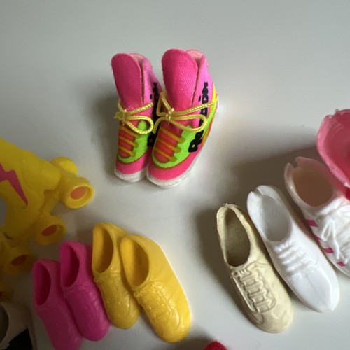 Vintage Barbie Puppe gelb Rollschuhe Reebok Turnschuhe Schuh Plattfüße Socke Posten - Bild 6 von 8