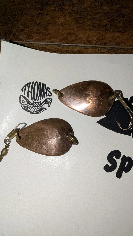Lote de 13 cucharas giratorias Thomas vintage señuelos con anuncio de catálogo de distribuidor Foto 2 de 4