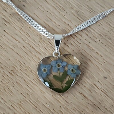 Trockenblumen Harz Lucite Herz Anhänger 19'' Kette Halskette versilbert Boho