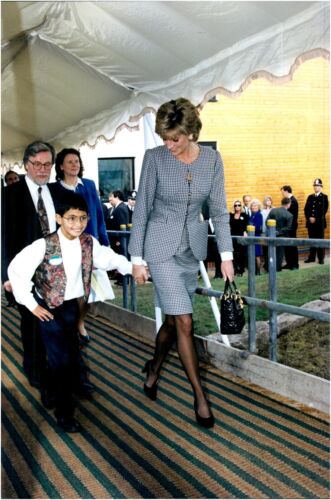 Princess Diana is shown around at the Institute... - Vintage Photograph 687935 - Afbeelding 1 van 4