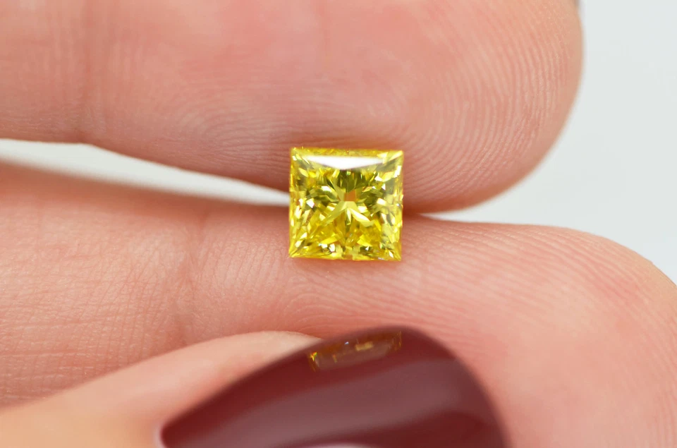 Loose Yellow Diamond Princess Cut Fancy Color 1.05 Carat VVS2 Enhanced Polished - Image 4 of 4