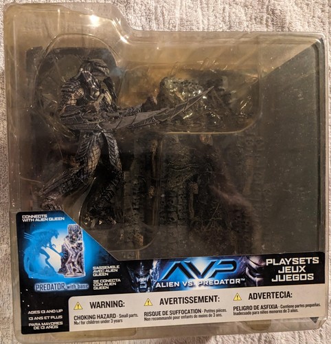 AVP ALIEN V PREDATOR PLAYSET 2005 PREDATOR with base to connect with Alien Queen