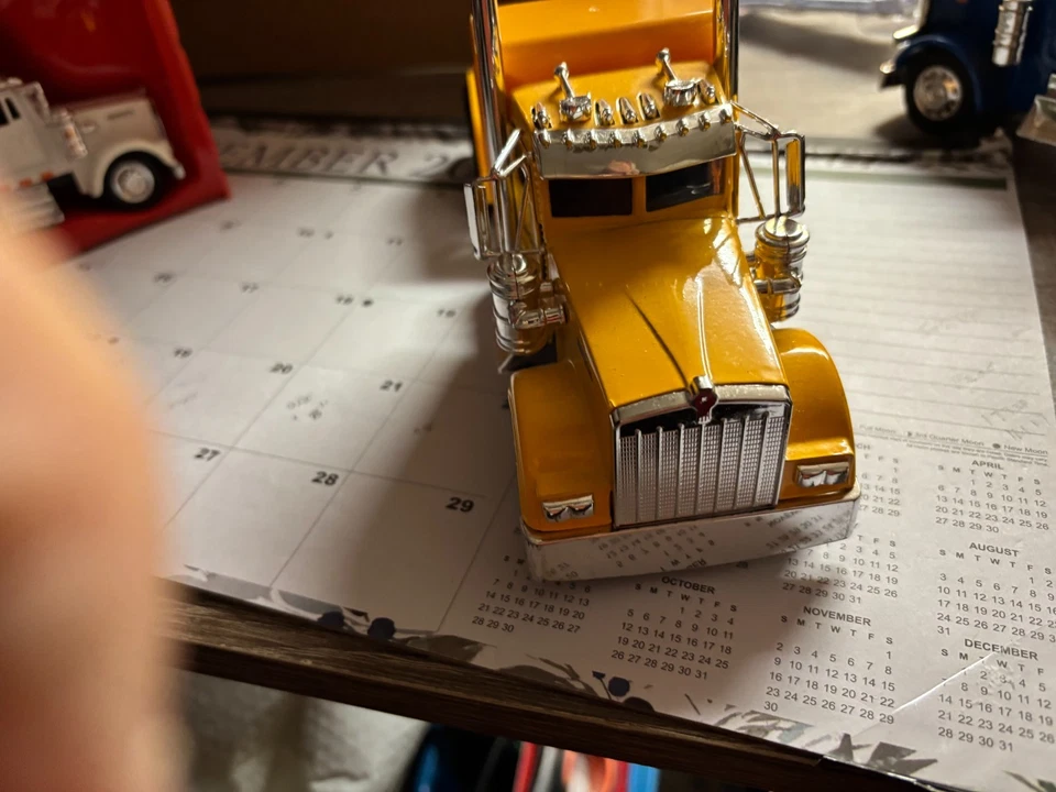 1/32 NEW RAY NEW CUSTOM YELLOW CUB CADET SEMI TRACTOR, NO PACKAGING # B 706 - Image 3 of 3