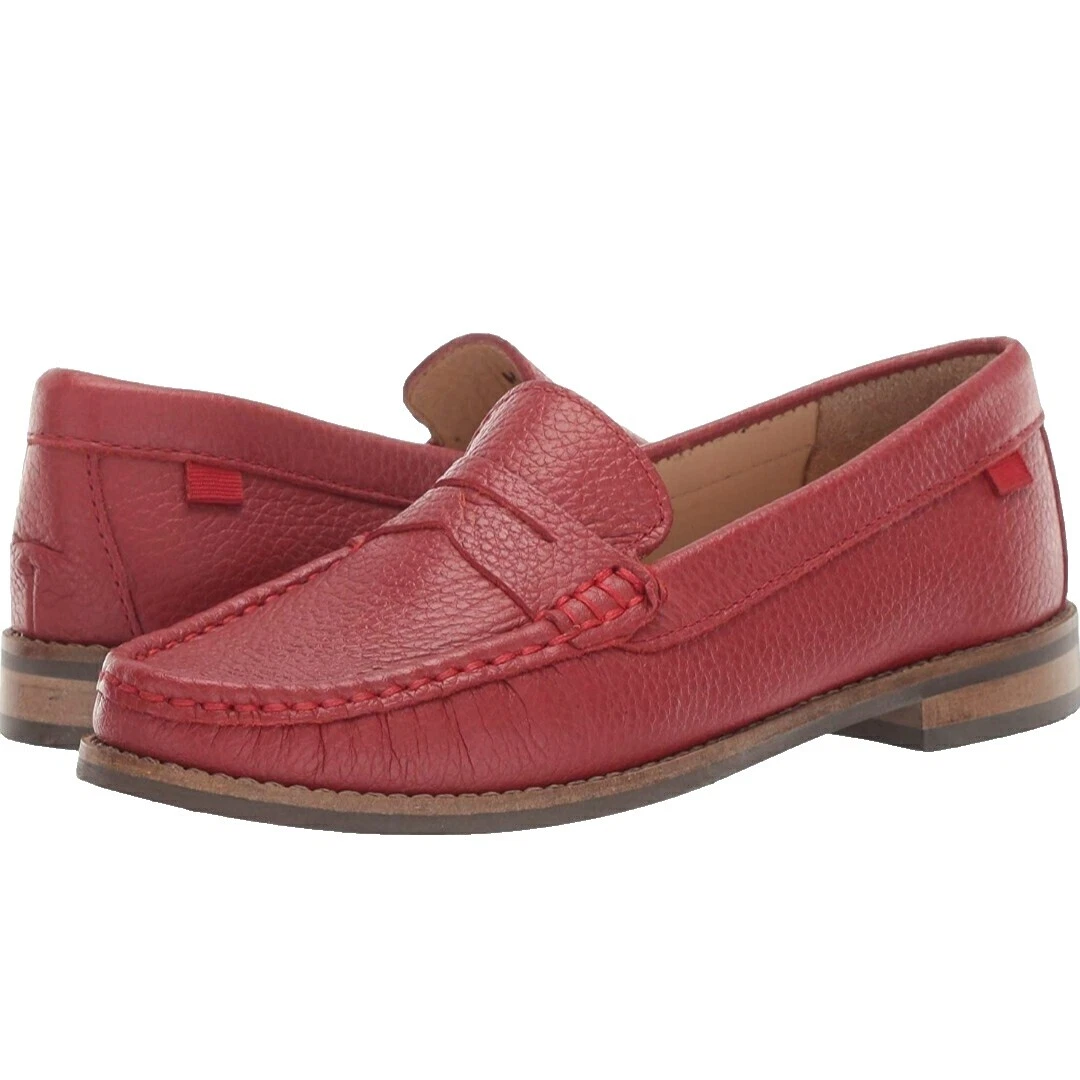 男孩皮革鞋面的女孩鞋