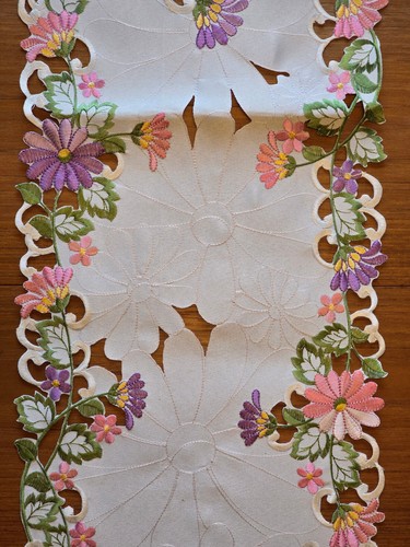 Bestickter Blumen Tischläufer mit Cutwork ~ 70" Zoll ~ Frühling Garten Blumen - Bild 7 von 13