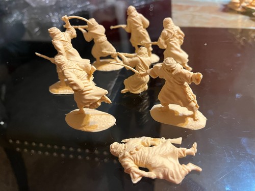 Conte Collectibles ARAB Toy Soldiers Arabs Tuaregs Plastic Figures 54mm Set of 8 - Picture 3 of 4