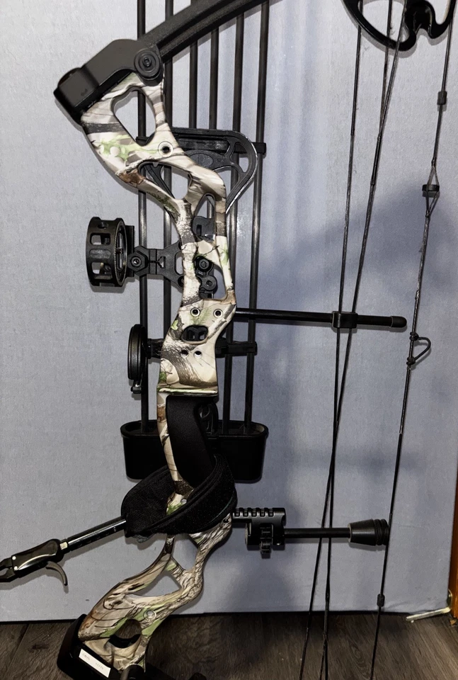 XGear Outdoor Compound Bow 30-55lbs, Right Handed, Camo with Accessories and Bag - Image 2 of 4