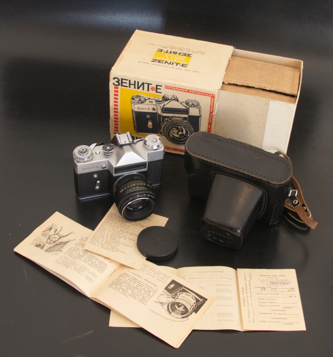 ZENIT E w HELIOS 44-2 2/58 LENS w Leather Case BOXED +