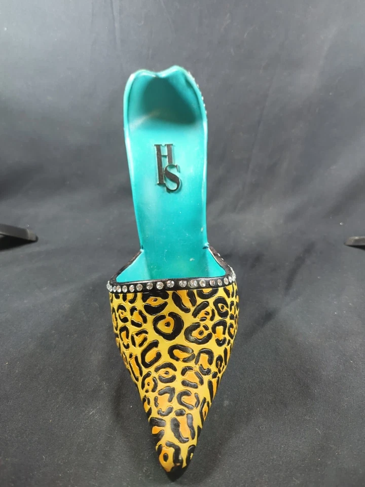 Zapato de vestir High Spirits verde azulado leopardo pedrería tacón alto soporte para botella de vino  Foto 2 de 4