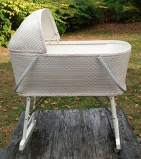 Vtg Woven White Wicker Baby Bassinet w/ Canopy & Folding Legs Rolls w/ 4 Casters