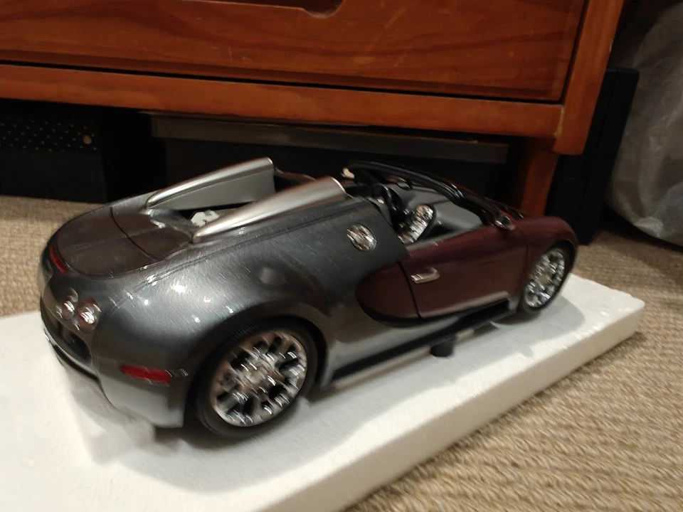 1:18 Minichamps Bugatti Veyron Grand Sport 2009 Grey/ Purple Metallic - Image 4 of 4