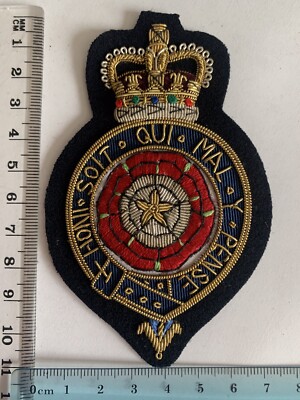 Besticktes Abzeichen Royal Füsiliers Rose Honi Soit Qui Mal Y Pense Edelmetall Draht